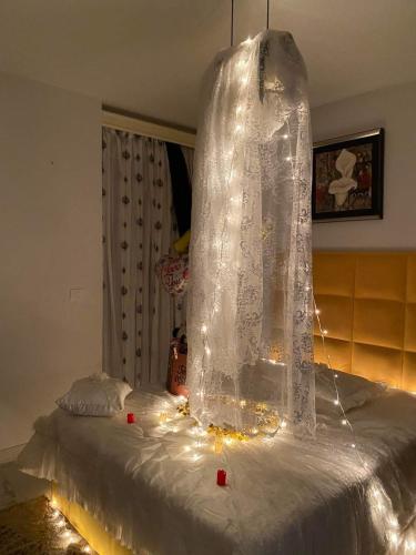 una bolsa de plástico colgada sobre una cama con luces en بورتو سعيد, en `Ezbet Shalabi el-Rûdi