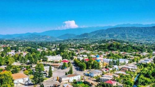 una vista aerea di una città con montagne sullo sfondo di Grandmother Naziko a Vani