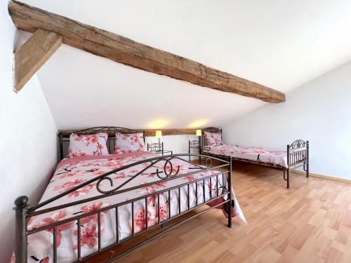 een slaapkamer met een bed en een wieg bij La Ferme in Lierneux