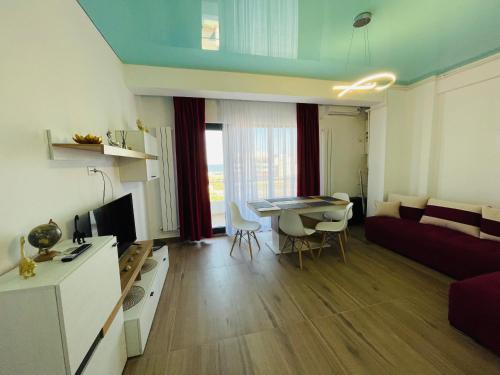 Ett kök eller pentry på Happy Apartments Mamaia Nord 2 Camere