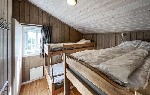 um quarto com 2 beliches e uma janela em Cozy Home In yer With House A Mountain View em Øyer