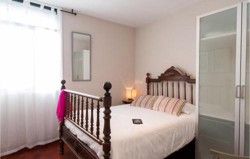 1 dormitorio con cama, espejo y ventana en Lovely Apartment In Arguinegun With Wifi, en Arguineguín