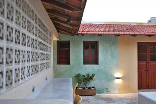 a house with a red door and a patio at Trilliza Azul in Campeche