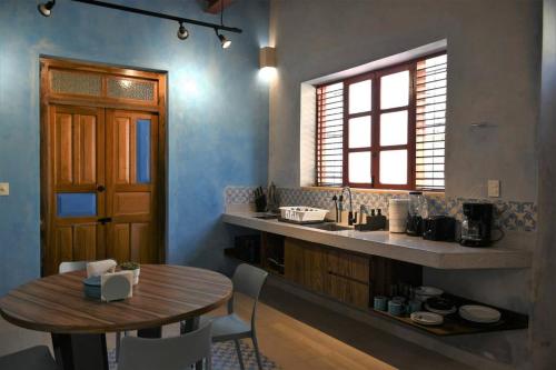 a kitchen with a table and a sink and a table at Trilliza Azul in Campeche