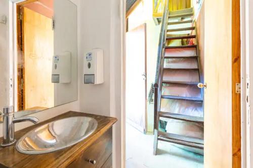 baño con lavabo y escalera en Como en casa, Mendoza en Godoy Cruz