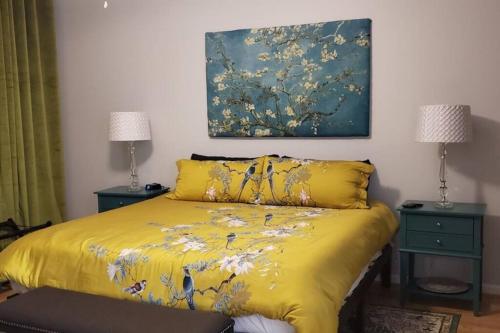 um quarto com uma cama amarela com um quadro na parede em Lakeside Retreat Free Golf Swim Tennis em Hedgesville
