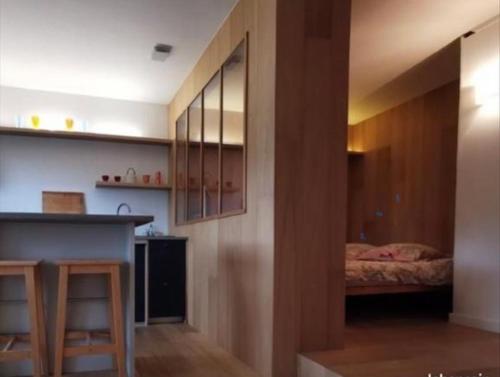 Habitación con cocina y dormitorio con cama. en La pointe Cap ferret en Lège-Cap-Ferret