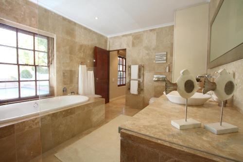 Ванна кімната в Constantia Garden Suites