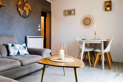 un salon avec un canapé et une table dans l'établissement Appartement T2 à Fabregas, proche des Sablettes, à La Seyne-sur-Mer