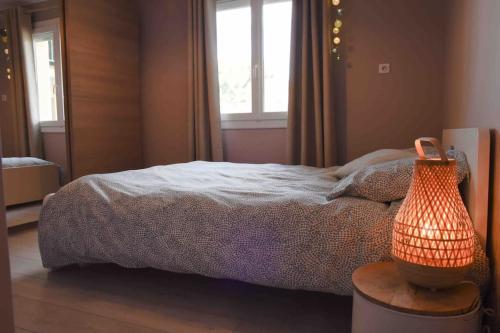 une chambre avec un lit et une fenêtre dans l'établissement Appartement T2 à Fabregas, proche des Sablettes, à La Seyne-sur-Mer