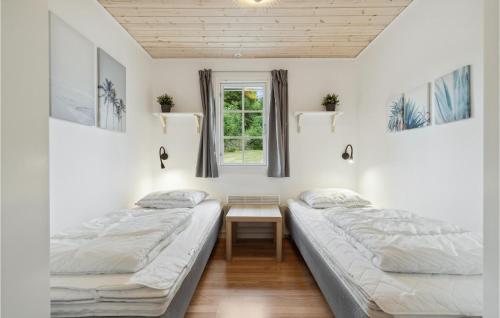 Un pat sau paturi într-o cameră la Cozy Home In Tranekr With Kitchen
