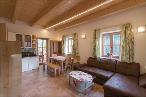 ein Wohnzimmer mit einem Sofa und einem Tisch in der Unterkunft Gästehaus Biohof Leutschach in Leutschach