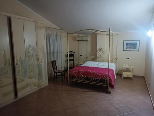 - une chambre avec un lit à baldaquin et une table dans l'établissement Villa Marano, à Caianello Vecchio