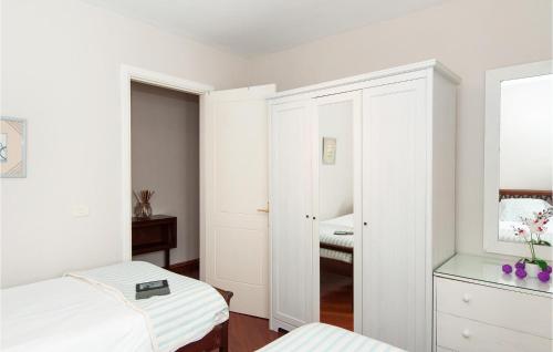 1 dormitorio con 2 camas y espejo en Lovely Apartment In Arguinegun With Wifi, en Arguineguín