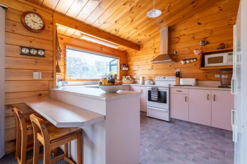 Een keuken of kitchenette bij Redwoods Mountainbike Inn