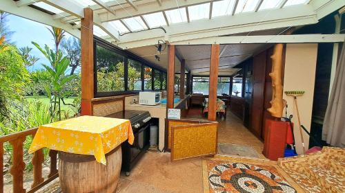 TAHITI - Fare Te Pari في Mariuti: منزل مع مطبخ وطاولة على شرفة