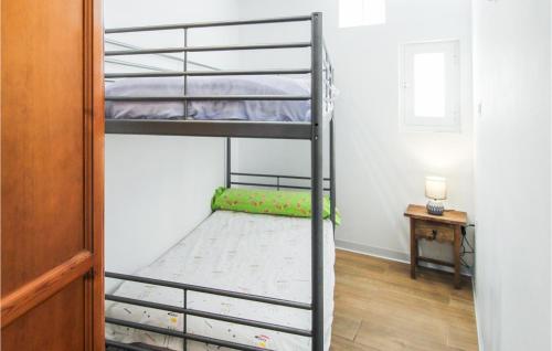 1 dormitorio con 2 literas en una habitación en Amazing Apartment In Sayalonga With Kitchenette, en Sayalonga
