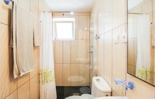 y baño con aseo, ducha y lavamanos. en Amazing Apartment In Sayalonga With Kitchenette, en Sayalonga