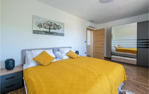 sypialnia z łóżkiem z żółtym kocem w obiekcie Nice Home In Kozljani With Kitchen w mieście Grandići