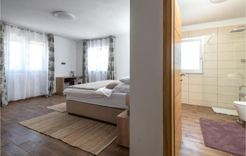 sypialnia z łóżkiem i łazienką w obiekcie Nice Home In Kozljani With Kitchen w mieście Grandići