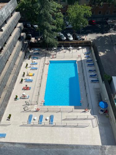 una vista aérea de una piscina con tumbonas en Precioso Loft zona Santiago Bernabéu Madrid, en Madrid