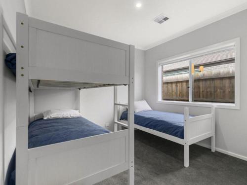 - une chambre avec 2 lits superposés et une fenêtre dans l'établissement Breeze on Inn Surfside, à Inverloch