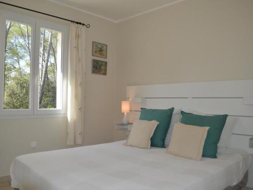 ロルグにあるSpacious holiday home in Lorgues with private poolの白いベッドルーム(枕付きの大きな白いベッド付)