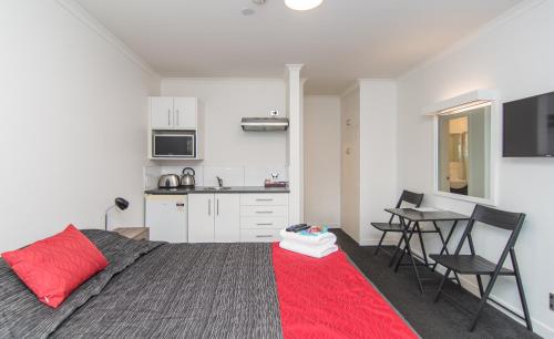 Η κουζίνα ή μικρή κουζίνα στο The Hibernian Studio Apartments - 4 Latter Street