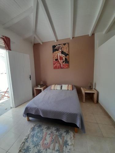 - une chambre avec un lit et une peinture murale dans l'établissement Villa Lovely, à Saint-François