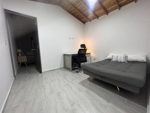 1 dormitorio con 1 cama y escritorio con ordenador en Medellin Hermoso apartamento, en Medellín