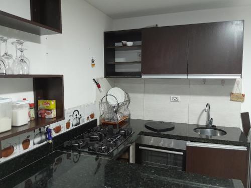 una cucina con fornelli e lavello di Edificio Baruc Norte Monoambiente a Santa Cruz de la Sierra