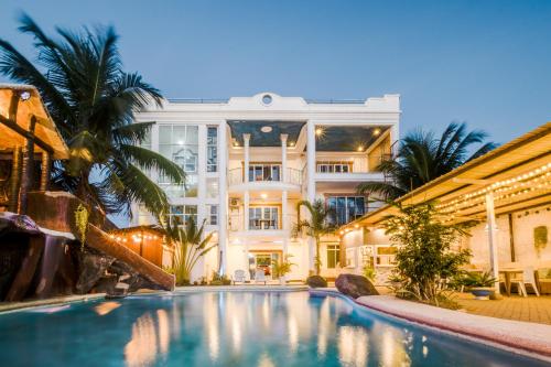 a swimming pool in front of a building at Estrella Del Mar in Toledo City