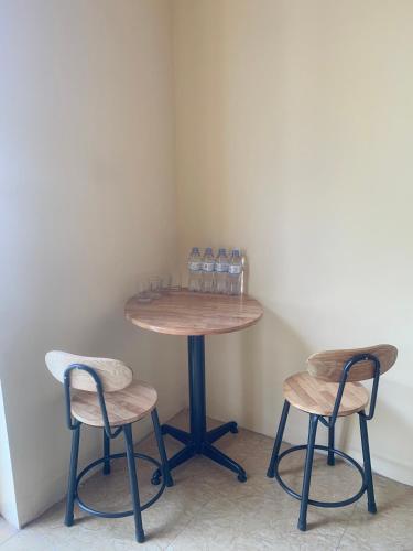 a table with two chairs and a table with glasses on it at KHU DU LỊCH SINH THÁI HÒN MÁT in Vĩnh Yên