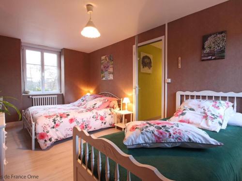 Ένα ή περισσότερα κρεβάτια σε δωμάτιο στο Gîte Dompierre, 5 pièces, 14 personnes - FR-1-497-132