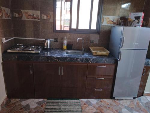 cocina con nevera y fregadero en Casa del sol Sidi Ifni, en Sidi Ifni