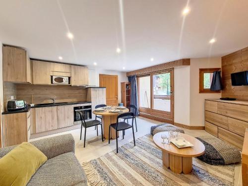 un salon avec un canapé et une table dans l'établissement Charmant Appartement 3 Pièces - Balcon, Proche Pistes et Commerces - FR-1-344-1067, à Saint-Martin-de-Belleville