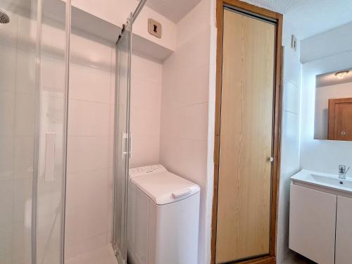 une salle de bain avec une douche, des toilettes et un lavabo dans l'établissement Charmant Appartement 3 Pièces - Balcon, Proche Pistes et Commerces - FR-1-344-1067, à Saint-Martin-de-Belleville