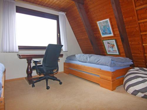 - une chambre avec un bureau, un lit, un bureau et une chaise dans l'établissement Wunderschönes Ferienparadies in Krusendorf nahe des Ostseestrandes, à Krusendorf
