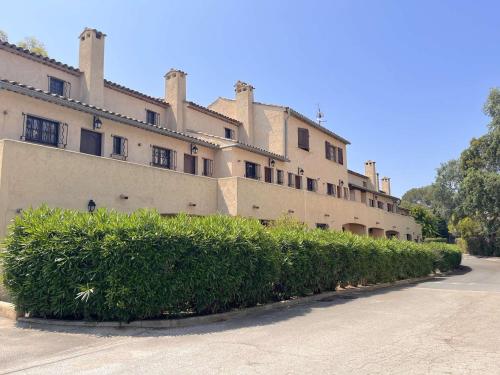 Photo de la galerie de l'établissement Studio avec Terrasse et Piscine à Saint-Raphaël - FR-1-226A-153, à Saint-Raphaël