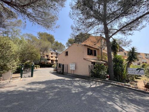 Photo de la galerie de l'établissement Studio avec Terrasse et Piscine à Saint-Raphaël - FR-1-226A-153, à Saint-Raphaël