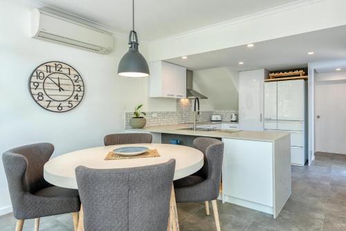 Η κουζίνα ή μικρή κουζίνα στο Tropical Nites Holiday Townhouses