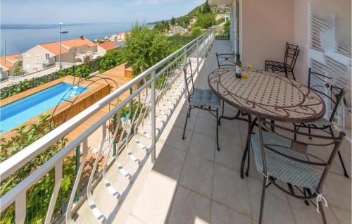 - un balcon avec une table et une piscine dans l'établissement Cozy Home In Plat With Wifi, à Mlini
