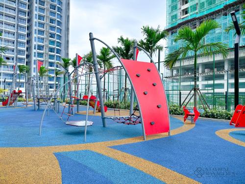 um parque infantil numa cidade com um equipamento de brincar em Bali Residences Sea View Suites Melaka em Malaca