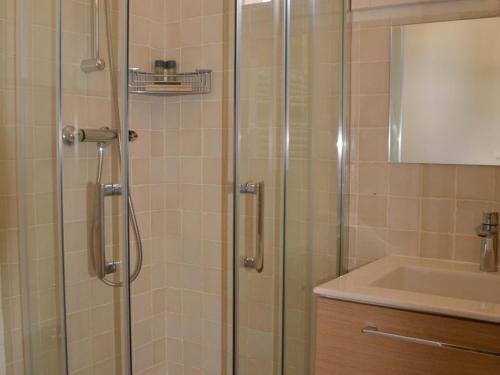 eine Dusche mit Glastür neben einem Waschbecken in der Unterkunft Appartement Gassin, 3 pièces, 4 personnes - FR-1-728-10 in Saint-Tropez