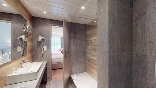 a bathroom with a sink and a shower at Abitaziun Europa 302 - Champfèr in Champfer