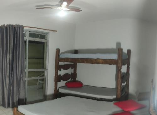 a room with a bunk bed and a window at Melhor da Praia do Morro Apartamento até 10 pessoas in Guarapari