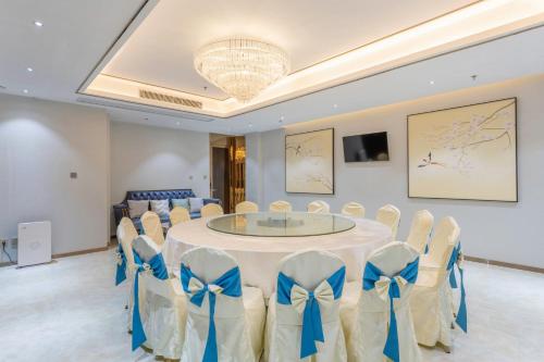 Televisyen dan/atau pusat hiburan di Dingshang Apartment Hotel
