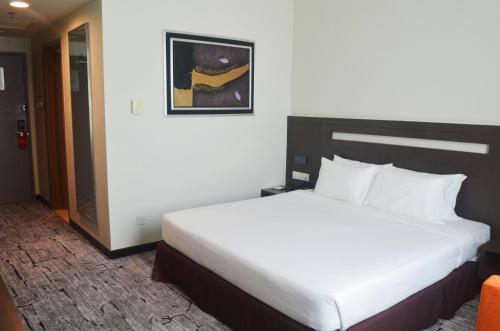 a bedroom with a large bed in a hotel room at Premiere Hotel - Complimentary Shuttle to Klang Wholesale Market in Klang