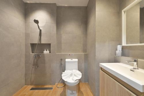 un bagno con un water e un lavandino di VST Punnawithi a Bangkok