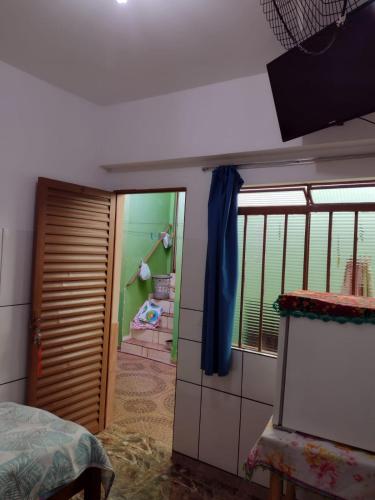 een kamer met een slaapkamer met een deur en een raam bij Hospedagem A Vale Verde in Londrina